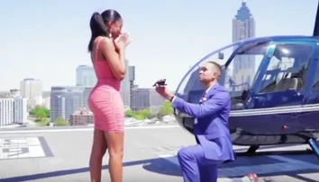 VIDEO: Muž sa stal hitom internetu. Svoju milú požiadal o ruku s piatimi prstienkami