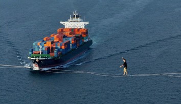 VIDEO: Obdivuhodný kúsok estónskeho kaskadéra. Na lane prešiel ponad slávny most z Ázie do Európy