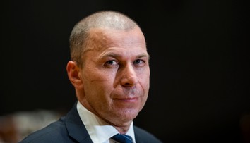 Prokurátor podal obžalobu na exprezidenta polície Kovaříka za zmarenie zásahu Santusovej