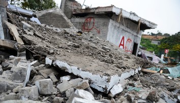 Na okraji Bombaja sa zrútila časť budovy, v troskách uviazlo 10 ľudí