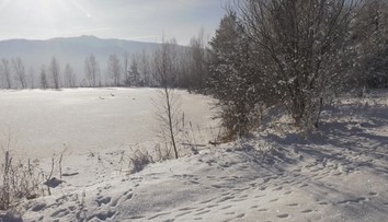 Obrázok ako z reklamy na Slovensko, ale v skutočnosti jama plná toxického kalu