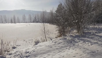 Obrázok ako z reklamy na Slovensko, ale v skutočnosti jama plná toxického kalu