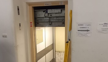 V pražskej nemocnici sa zrútil do šachty výťah. Vo vnútri bolo 13 ľudí vrátane detí