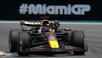 Max Verstappen ovládol v Miami aj kvalifikáciu a vyrovnal sa Prostovi. Pokúsi sa o triple