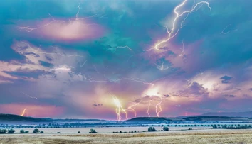 GALÉRIA: Úchvatné nebeské divadlo nad Dolným Srním. Známy fotograf zachytil búrku, ktorá vyčíňala aj na Pohode