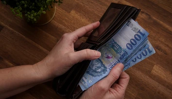 Výplatu mu poslali v eurách namiesto forintov. Presviedča ich, že 90-tisíc vrátiť nevie