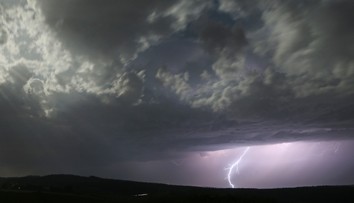 Pri búrke v Česku spadol páru na stan strom. Muž tesne unikol smrti, žena také šťastie nemala