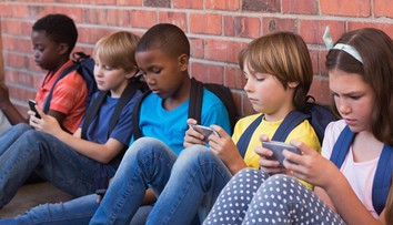 Spôsobujú mobily a tablety rakovinu? Vedci testovali rodinu s troma deťmi