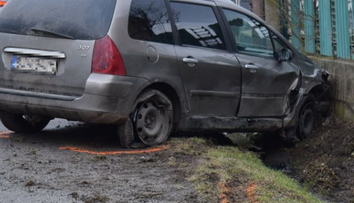 Chlapec (15) z východu si zavaril. Poriadne opitý a bez vodičáku mal vpáliť do zaparkovaného auta
