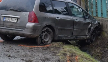 Chlapec (15) z východu si zavaril. Poriadne opitý a bez vodičáku mal vpáliť do zaparkovaného auta