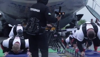 VIDEO: Siláci to dokázali. Podarilo sa im ťahať najťažšie lietadlo na svete