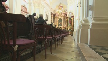 Na polnočné omše sa pre obmedzenia nemusia dostať všetci. V niektorých kostoloch sa však vynašli