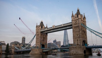 VIDEO: Parádny kúsok dvoch parašutistov. Vyskočili z helikoptéry kilometer nad Londýnom a preleteli cez Tower Bridge