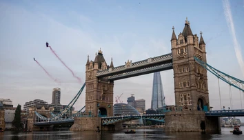 VIDEO: Parádny kúsok dvoch parašutistov. Vyskočili z helikoptéry kilometer nad Londýnom a preleteli cez Tower Bridge
