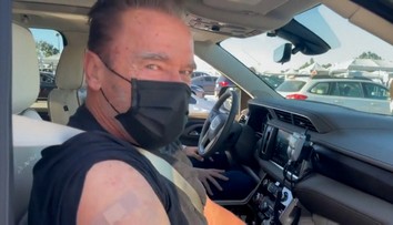 Vakcínu proti koronavírusu dostal už aj legendárny Terminátor. Pre fanúšikov má jasný odkaz