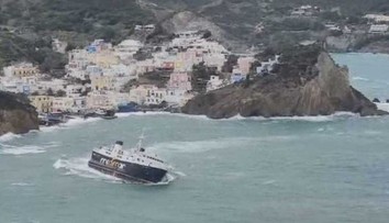 VIDEO: Ľudia kričali od hrôzy, autá lietali zo strany na stranu. Obrovské vlny takmer potopili trajekt