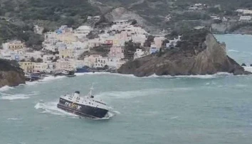 VIDEO: Ľudia kričali od hrôzy, autá lietali zo strany na stranu. Obrovské vlny takmer potopili trajekt