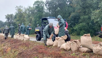 Špinavá a náročná práca. Pozrite sa, ako vyzerá stavba protipovodňovej zábrany