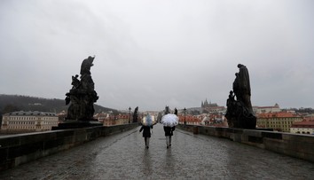 Ruskí diplomati, ktorých vyhostilo Česko, opustia Prahu v nedeľu