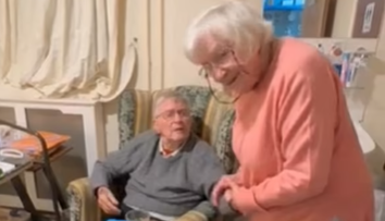 VIDEO: Exmanželia sa po 30 rokoch stretli v opatrovateľskom dome, chvíľu im trvalo, než sa spoznali