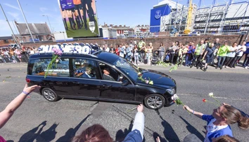 Si náš hrdina a bojovník. Ľudia sa naposledy prišli rozlúčiť s Alfie Evansom