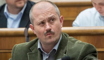 Kotleba sa zastal Mizíka. Aj on trvdí, že poslanec nevie pracovať s počítačom