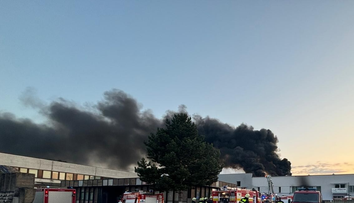 Požiar haly v obci Báhoň pri Pezinku. Na zraze fanúšikov motocyklov mala začať horieť jedna z motoriek