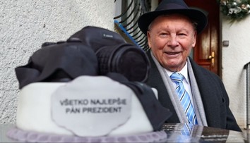 Rudolf Schuster oslavuje 90 rokov. Stále cestuje, spieva a s nadšením plánuje