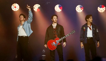 VIDEO: Koncert kapely Jonas Brothers v Prahe museli náhle prerušiť. Fanúšikovia spanikárili