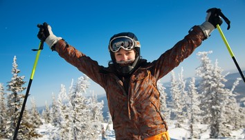 Lyžiari pozor. Pravidlá o nosení bezpečnostných prilieb sa môžu na budúcu sezónu zmeniť