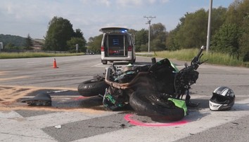 Dodávka nedala prednosť motorkárovi, ten leží s ťažkými zraneniami v nemocnici