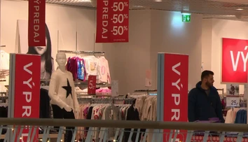 Kým mnohí oddychovali, iní už nakupovali. Výpredaje sú v plnom prúde