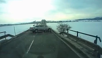 Polícia zverejnila video z nehody, ktorú nikto nenahlásil: Kto pri predbiehaní pochybil?