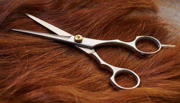 Neznámy muž strihá v pražských električkách ženám vlasy