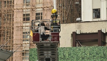 Stovky ľudí uviazli v nákupnom centre v Hongkongu, v ktorom vypukol požiar