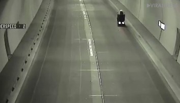 Vidíte dobre. Dôchodca na elektrickom vozíku prešiel dvojkilometrovým tunelom