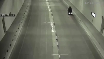 Vidíte dobre. Dôchodca na elektrickom vozíku prešiel dvojkilometrovým tunelom