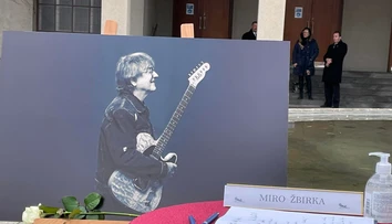 Posledná rozlúčka s Meky Žbirkom: Hold mu vzdali blízki i stovky fanúšikov