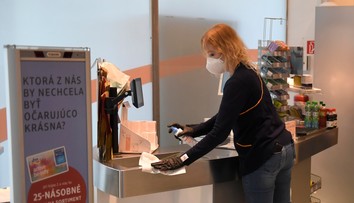 Hrozí, že ľudia si večer nestihnú nakúpiť. Obchodníci žiadajú zmeniť zákaz vychádzania