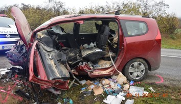 Mladík (18) nezvládol zákrutu a v rýchlosti narazil do stĺpa. Z jeho auta zostal iba vrak