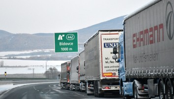 Na hraničnom priechode Vyšné Nemecké čakajú kamióny štyri až päť dní. Osobné autá vybavujú priebežne