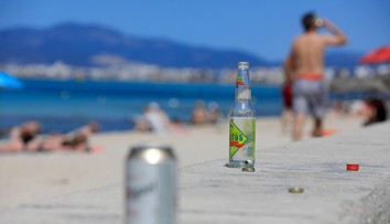 Zákazy v dovolenkovom raji. Ak si otvoríte pivo na pláži mimo určených miest, hrozí vám mastná pokuta