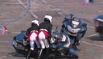 VIDEO: Tak toto nevyšlo! Francúzska polícia si počas vojenskej prehliadky spravila hanbu