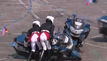 VIDEO: Tak toto nevyšlo! Francúzska polícia si počas vojenskej prehliadky spravila hanbu