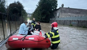 FOTO: Hasiči evakuujú obyvateľov z viacerých zaplavených oblastí v Bratislavskom kraji