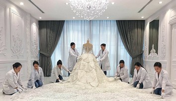 Komu patria tieto luxusné svadobné šaty? Zdobí ich 200-tisíc krištáľov Swarovski