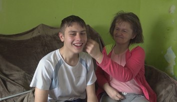 Opäť sme navštívili Laciho zo Superstar: Aká je pravda o jeho mame v ústave?