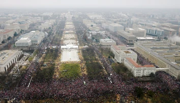 Vo Washingtone protestovali proti Trumpovi státisíce ľudí