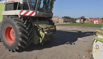 Nepozornosť pri cúvaní s kombajnom pripravila o život 41-ročného muža