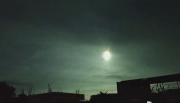 Vzácny úkaz, ktorý sotva zachytí kamera. Nočnú oblohu preťala ohnivá žiara